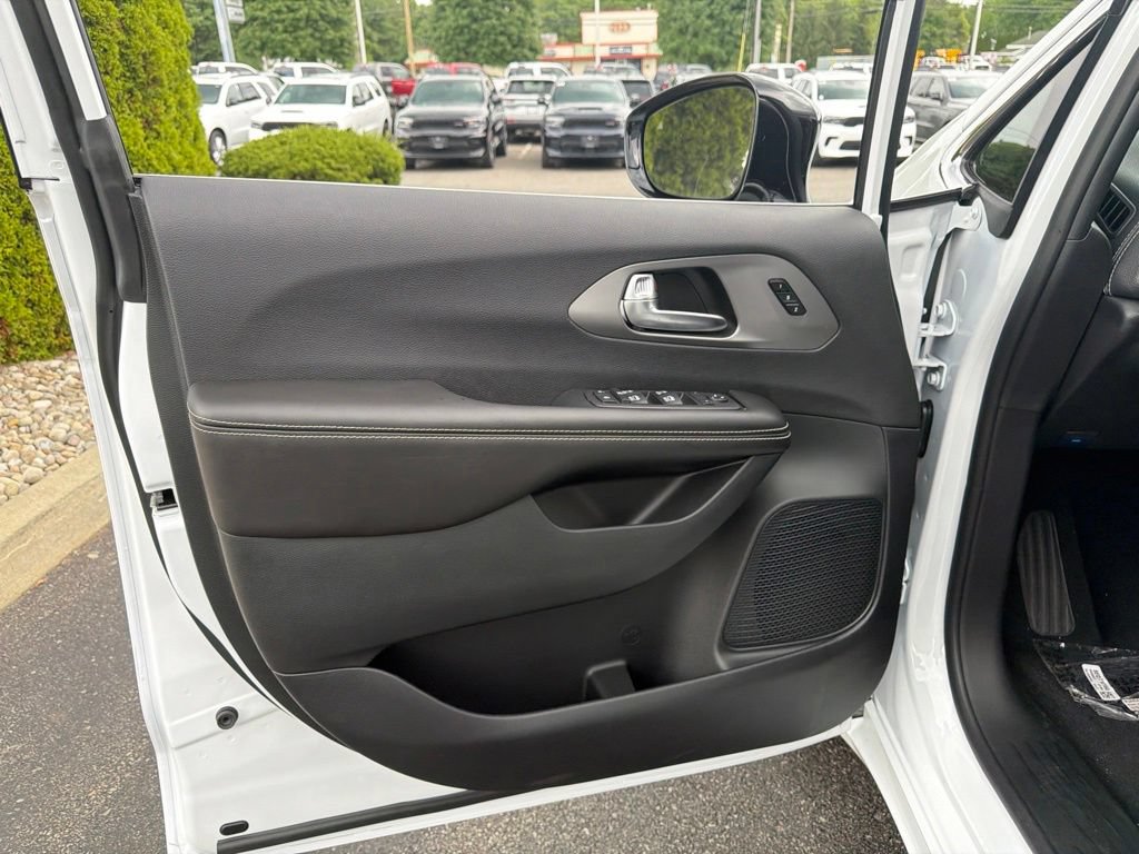 New 2027 Chrysler Pacifica Select AWD/4WD image 14