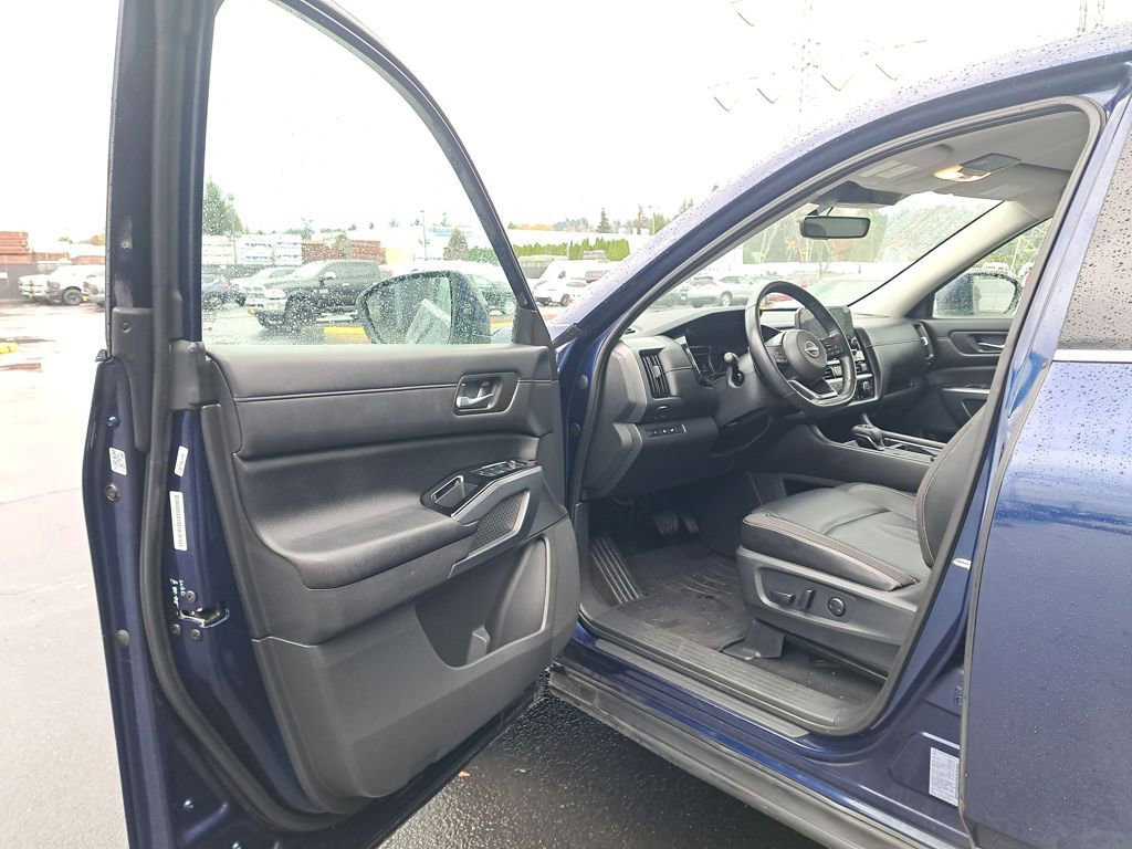 Used 2023 Nissan Pathfinder SL image 11