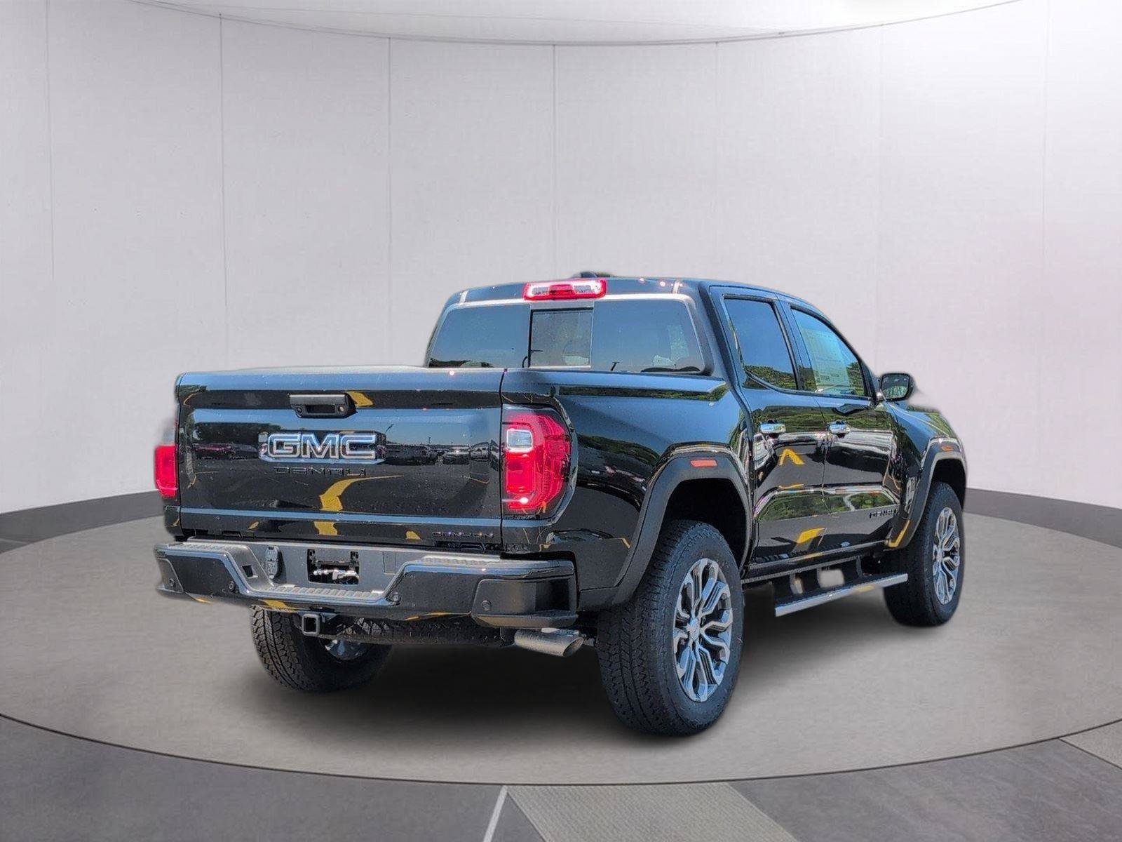 New 2026 GMC Canyon Denali w/ LPO, Black Badging Package AWD/4WD image 4