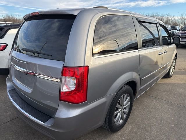 Used 2014 Chrysler Town & Country Touring-L image 4