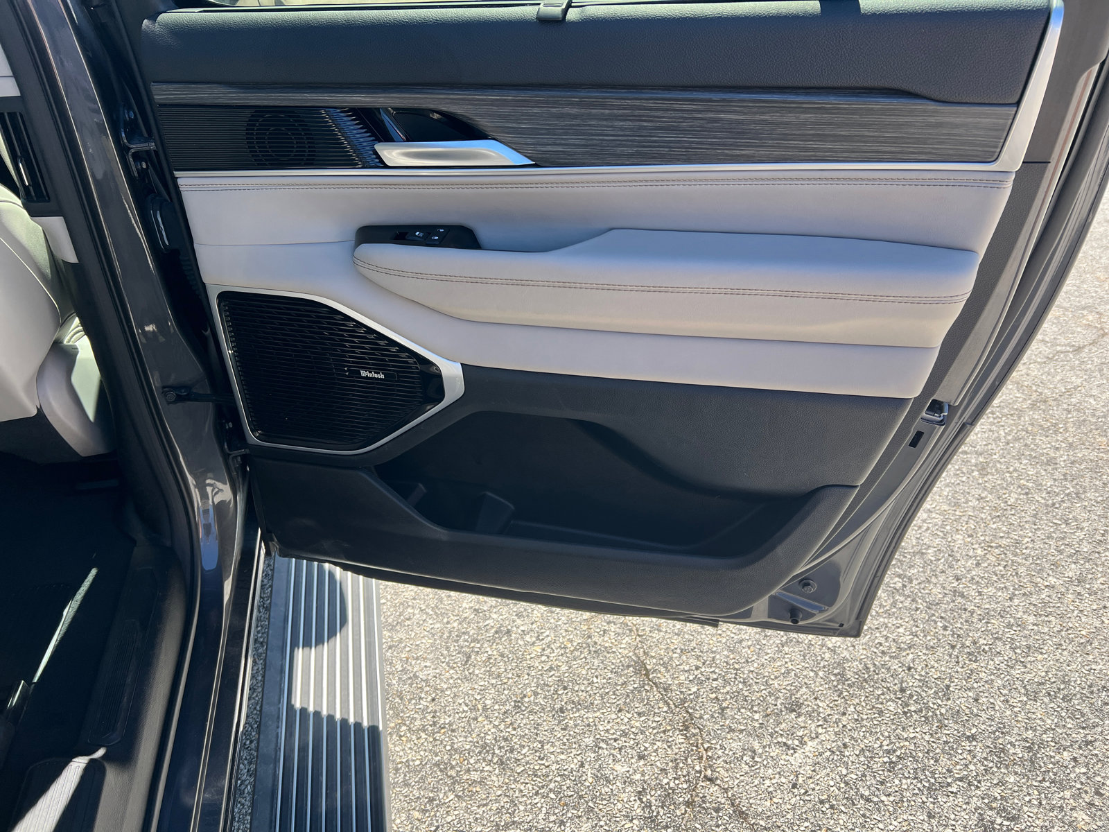 Used 2024 Jeep Wagoneer L Series III w/ Premium Group I image 20