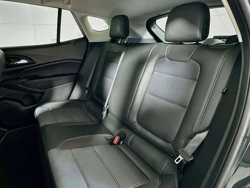 Used 2025 Chevrolet Trax LT FWD image 18