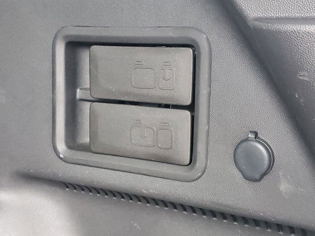 Used 2023 Chevrolet Equinox Premier image 31