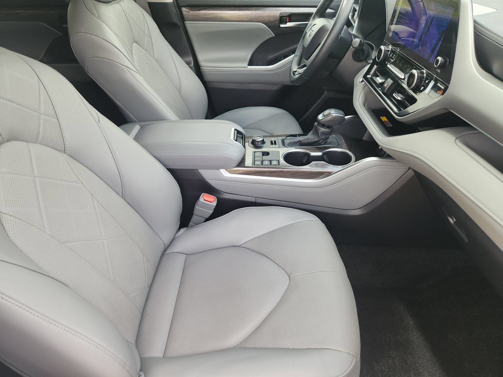 Used 2025 Toyota Highlander Platinum AWD/4WD image 17