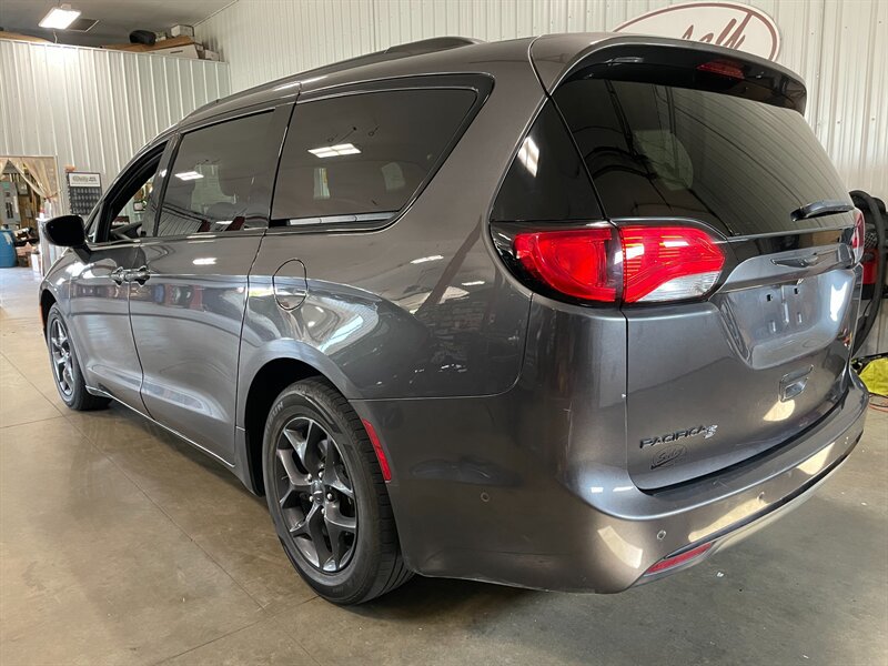 Used 2018 Chrysler Pacifica Touring-L Plus w/ Advanced Safetytec Group FWD image 3