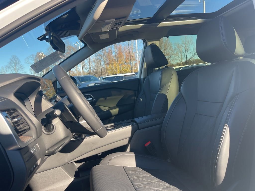 Used 2024 Nissan Rogue Platinum w/ Platinum Premium Package image 10