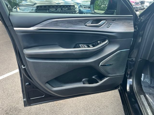 Used 2023 Jeep Grand Cherokee Overland w/ Luxury Tech Group IV AWD/4WD image 4
