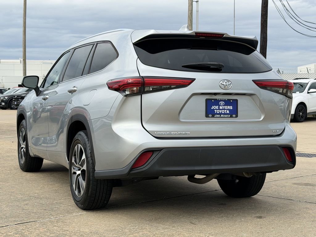 Used 2020 Toyota Highlander XLE FWD image 7