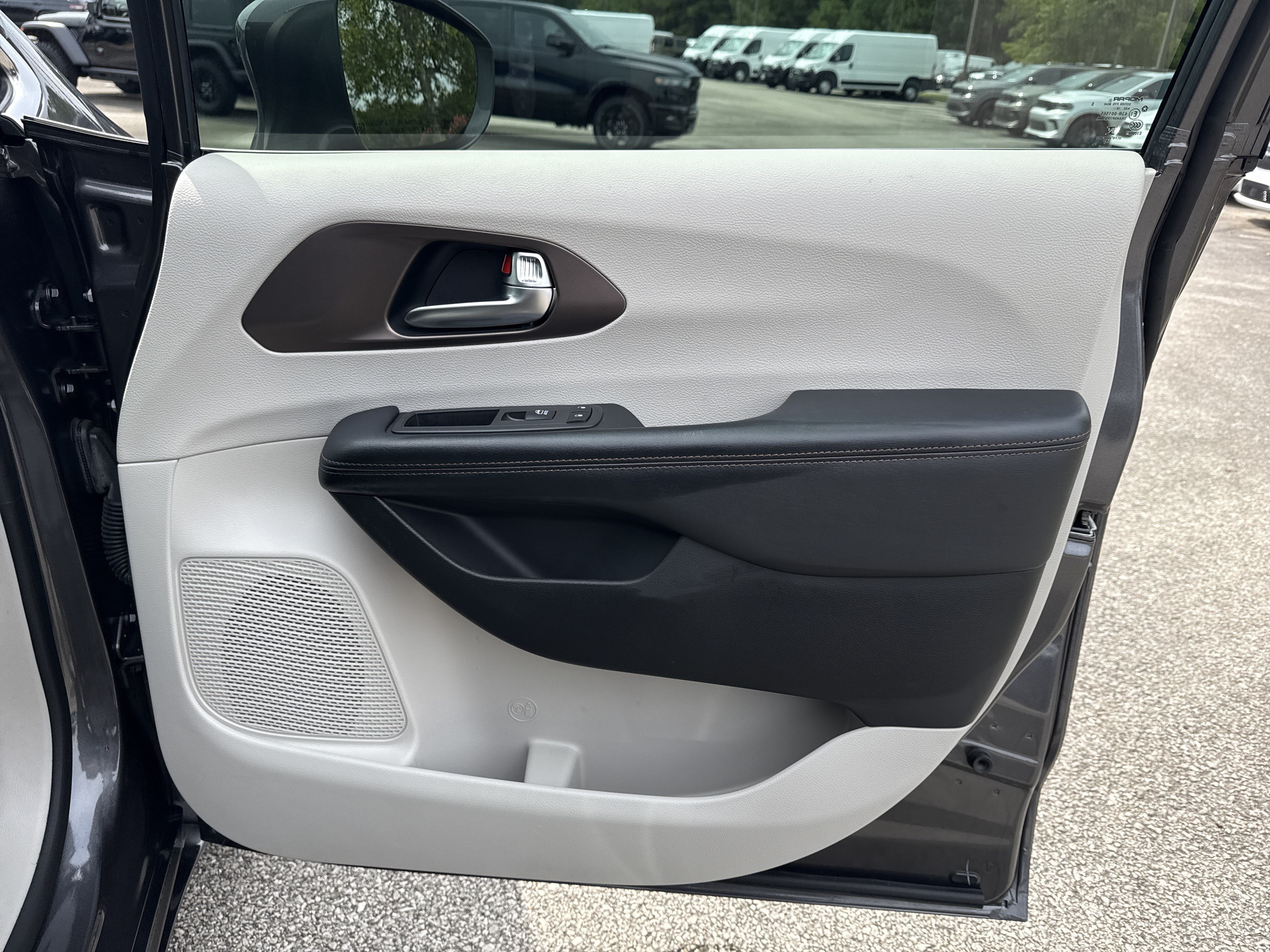 Used 2019 Chrysler Pacifica Touring Plus w/ Advanced Safetytec Group FWD image 14