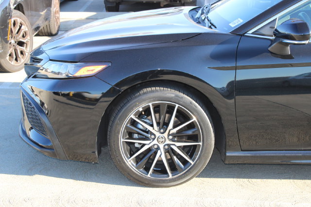 Used 2024 Toyota Camry SE w/ Convenience Package FWD image 4