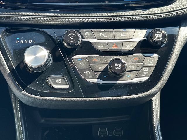 Used 2025 Chrysler Pacifica Limited AWD/4WD image 36