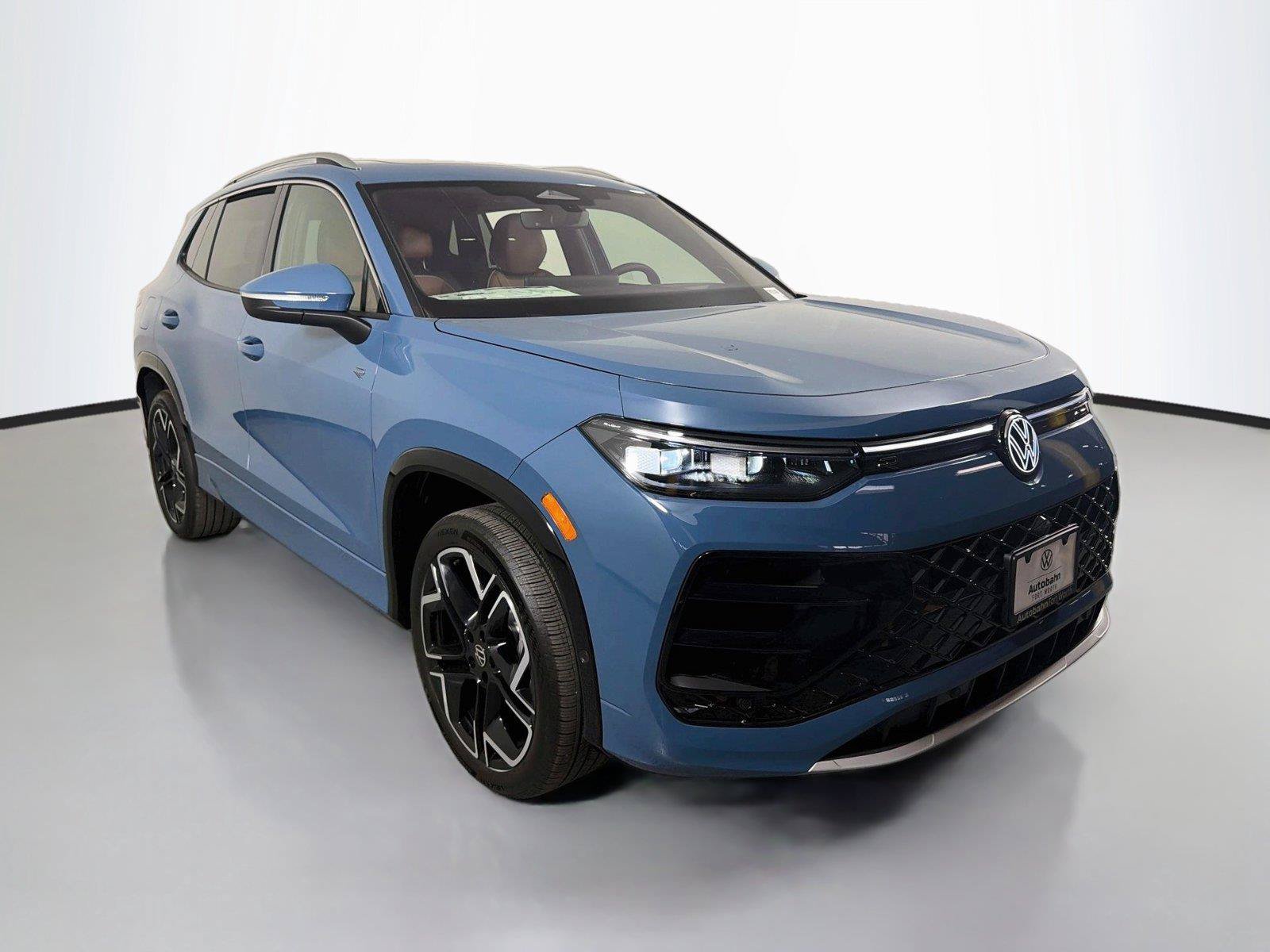 New 2026 Volkswagen Tiguan SEL R-Line AWD/4WD image 3