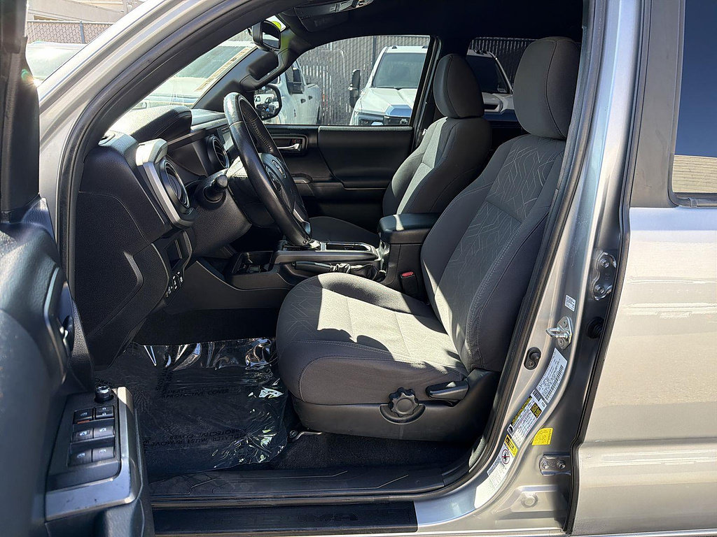 Used 2017 Toyota Tacoma TRD Sport AWD/4WD image 17