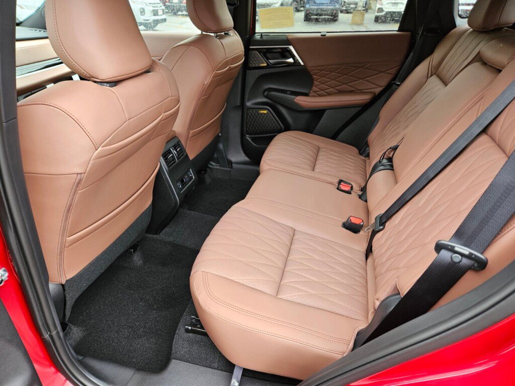 New 2025 Mitsubishi Outlander SEL image 16