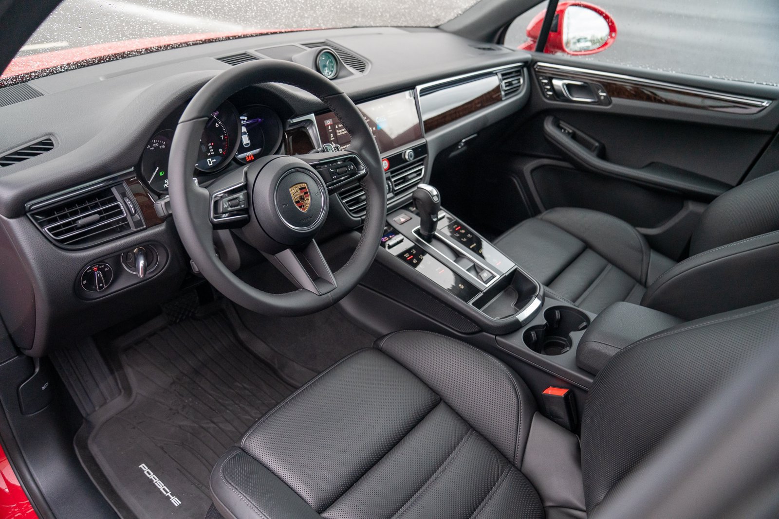 Certified 2026 Porsche Macan AWD/4WD image 4