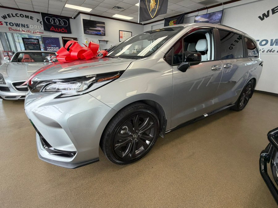 Used 2025 Toyota Sienna XSE FWD image 14