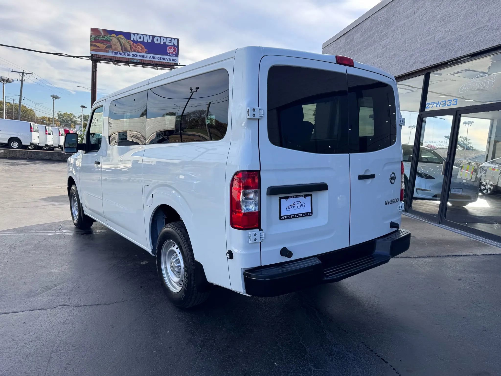 Used 2017 Nissan NV 3500 S image 3