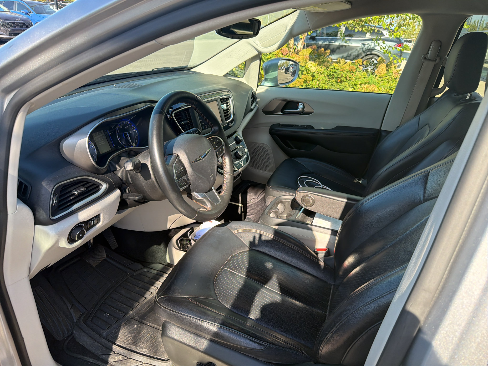 Used 2020 Chrysler Pacifica Touring-L FWD image 9