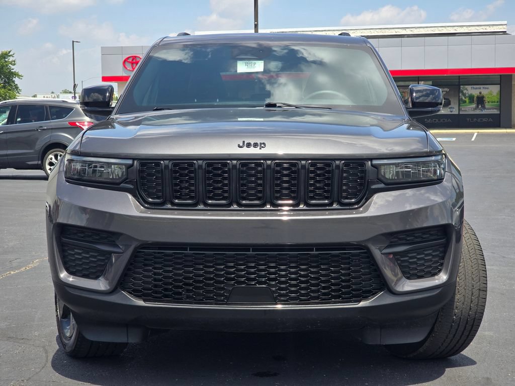 Used 2024 Jeep Grand Cherokee Altitude AWD/4WD image 3