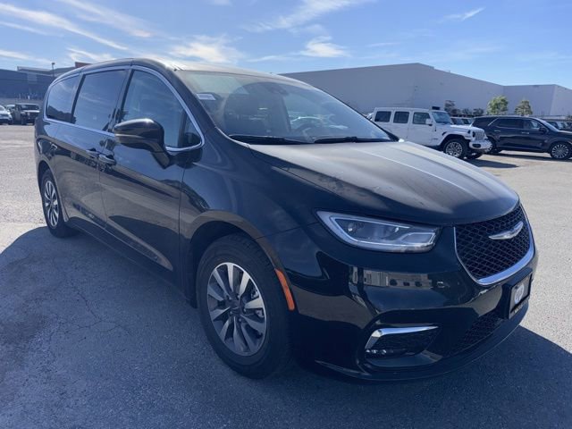 Used 2024 Chrysler Pacifica Select image 3