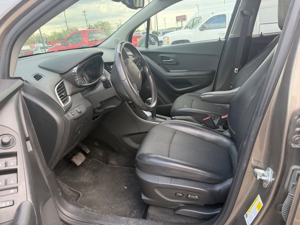 Used 2022 Chevrolet Trax LT w/ LT Convenience Package FWD image 3