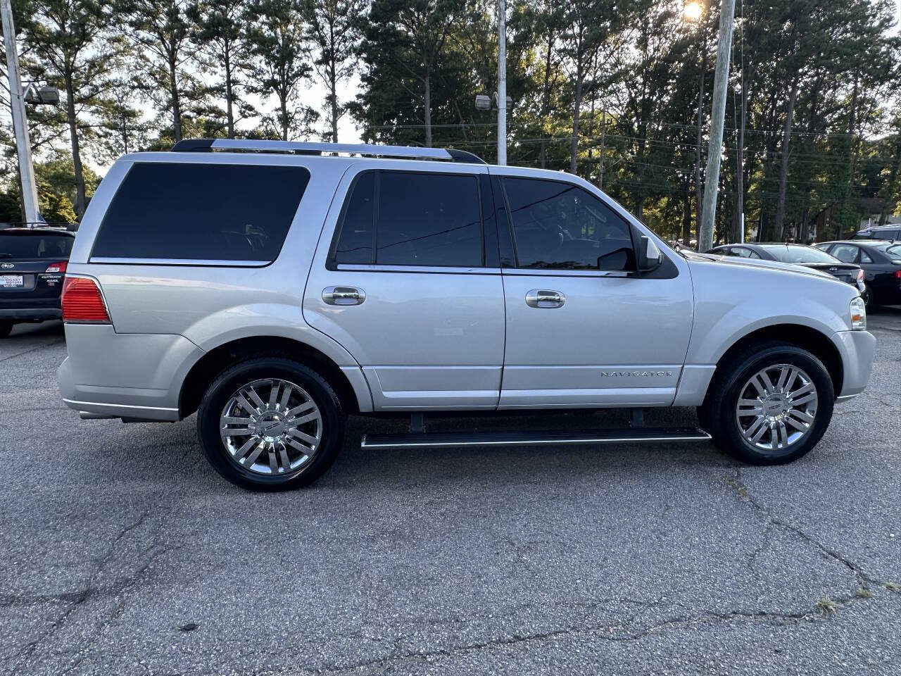 Used 2010 Lincoln Navigator 4WD image 4