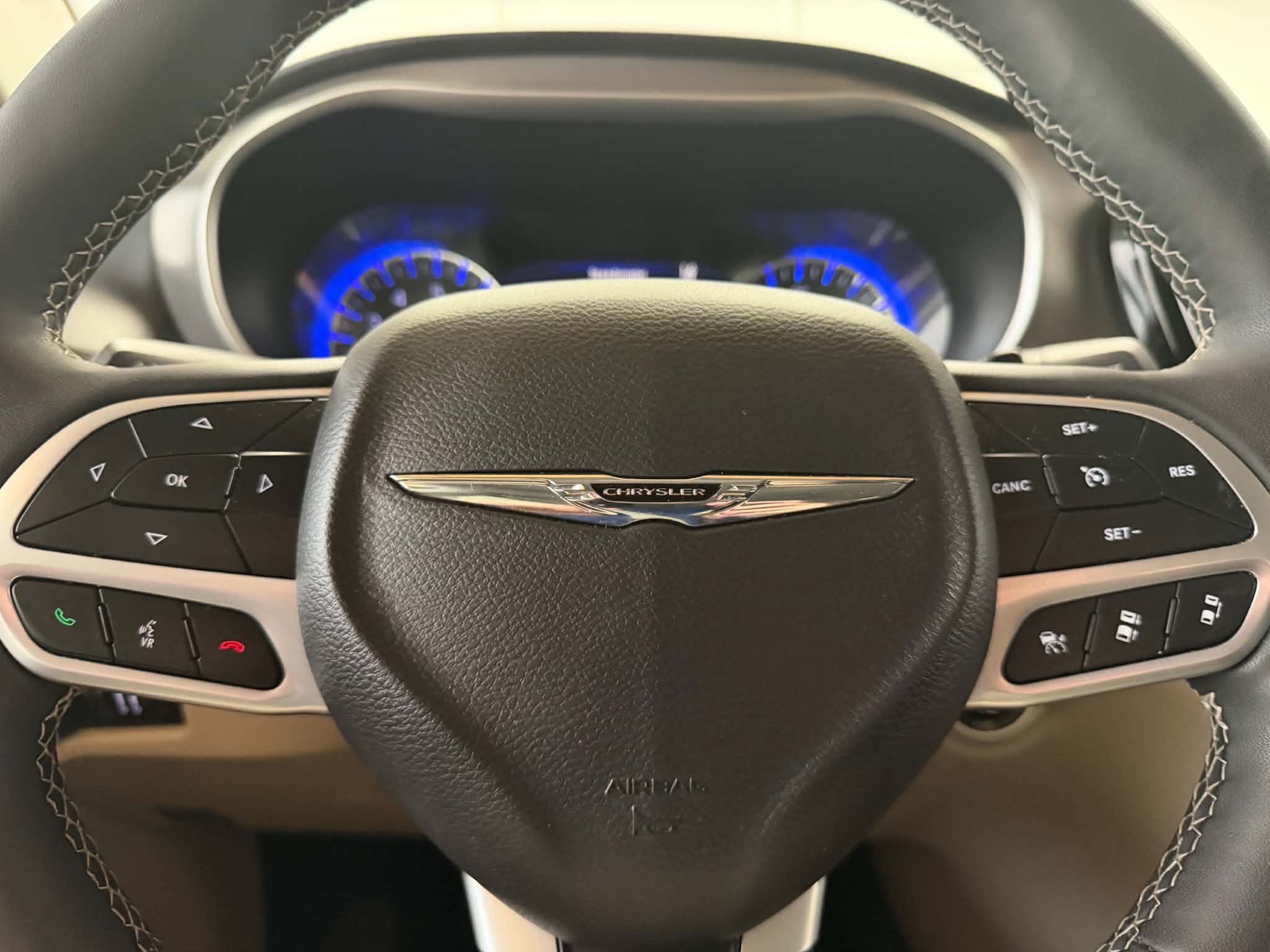 Used 2023 Chrysler Pacifica Touring-L FWD image 28