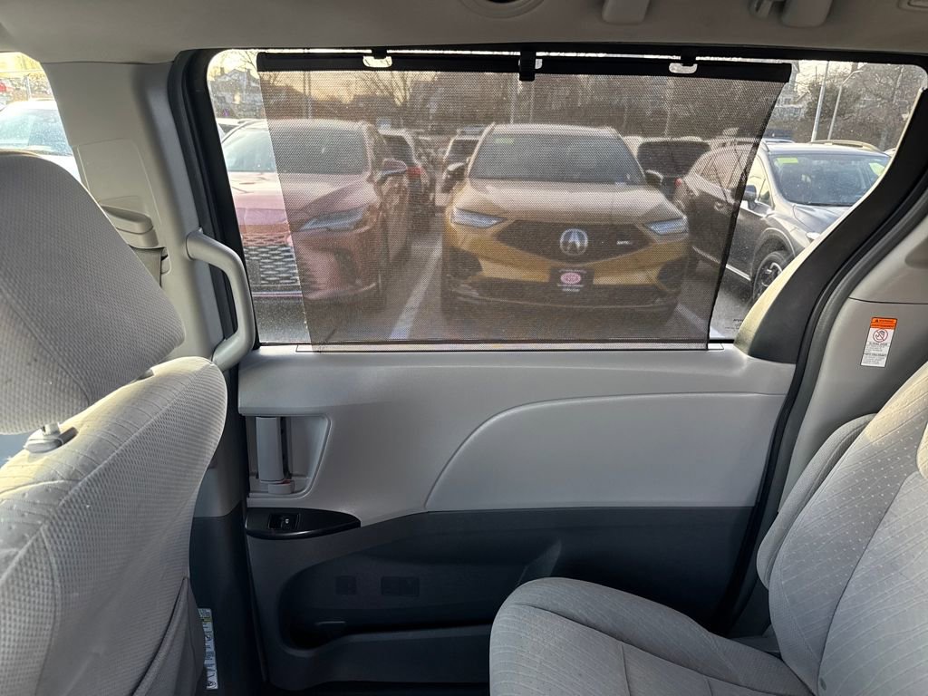 Used 2018 Toyota Sienna LE image 38