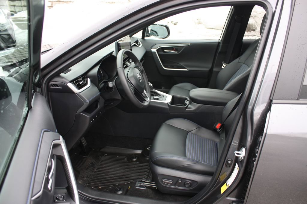 Used 2025 Toyota RAV4 XSE w/ Weather Package AWD/4WD image 9