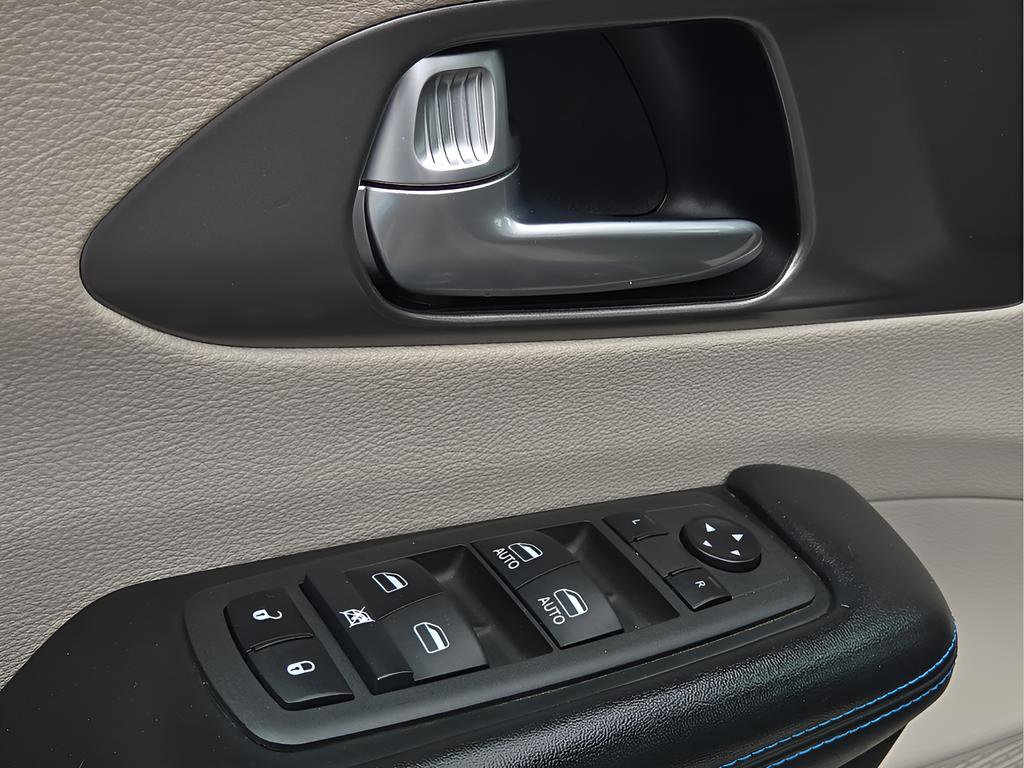 Used 2021 Chrysler Pacifica Touring image 14