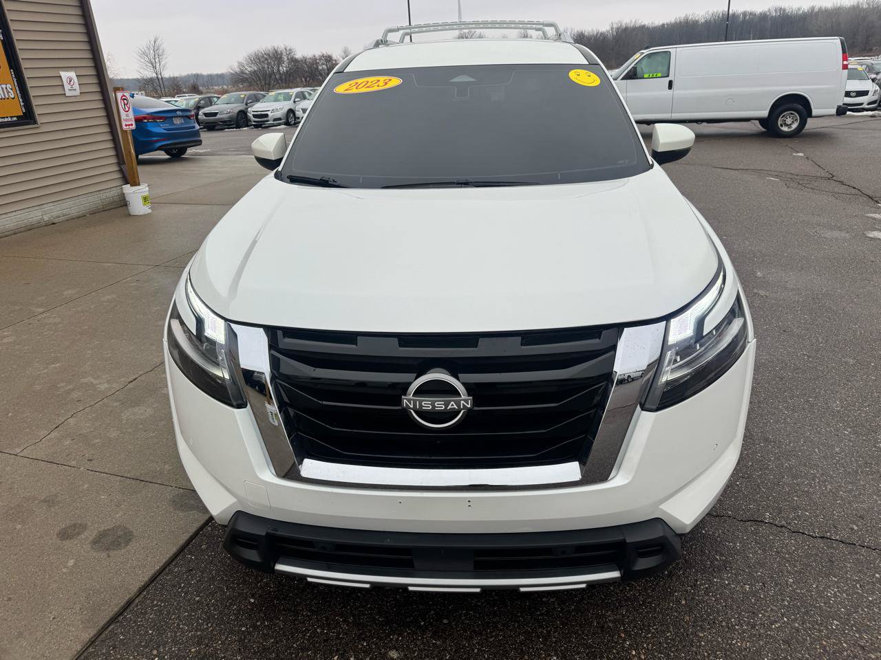 Used 2023 Nissan Pathfinder SL AWD/4WD image 2