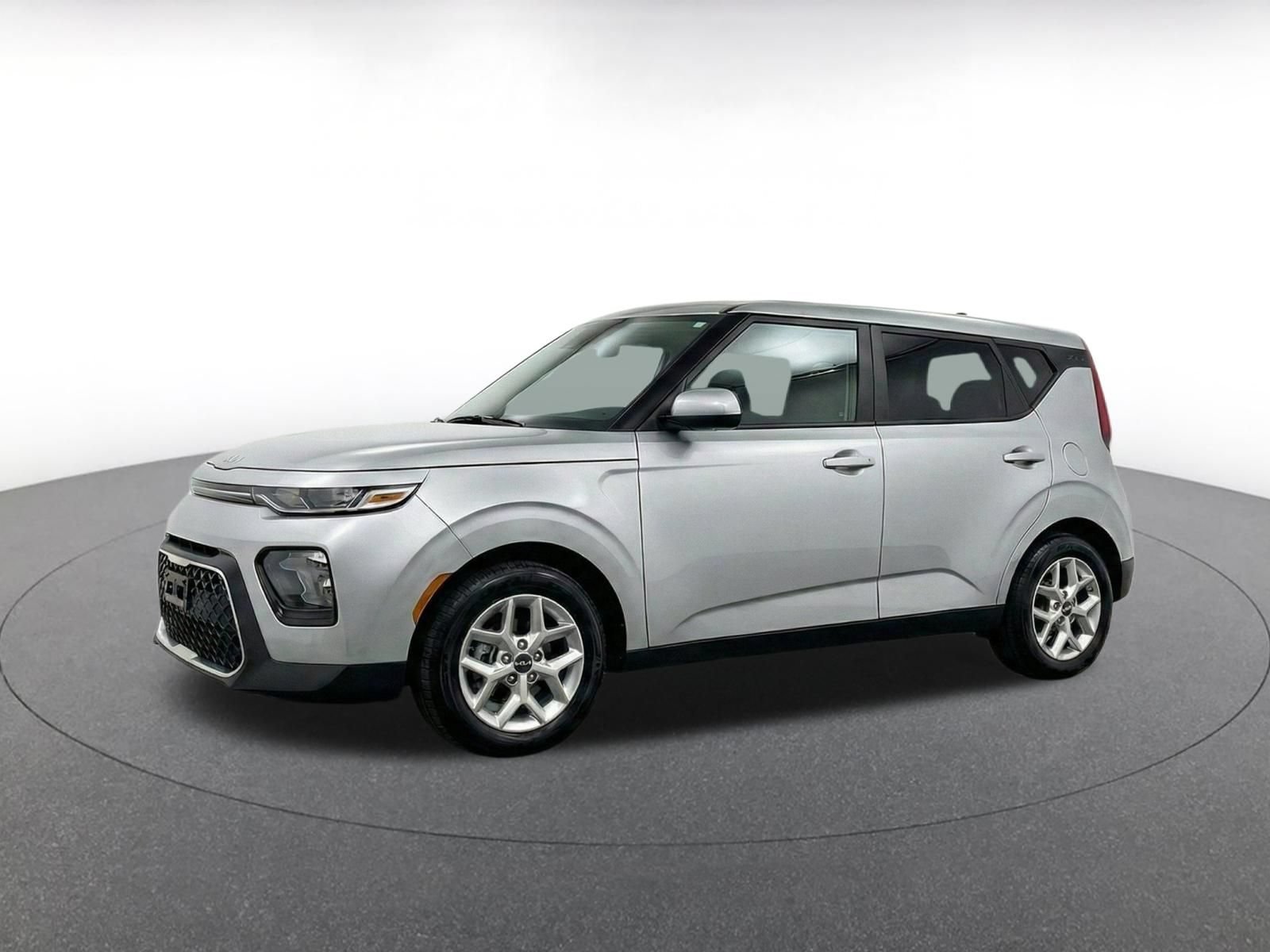 Used 2025 Kia Soul LX w/ LX Technology Package FWD image 3