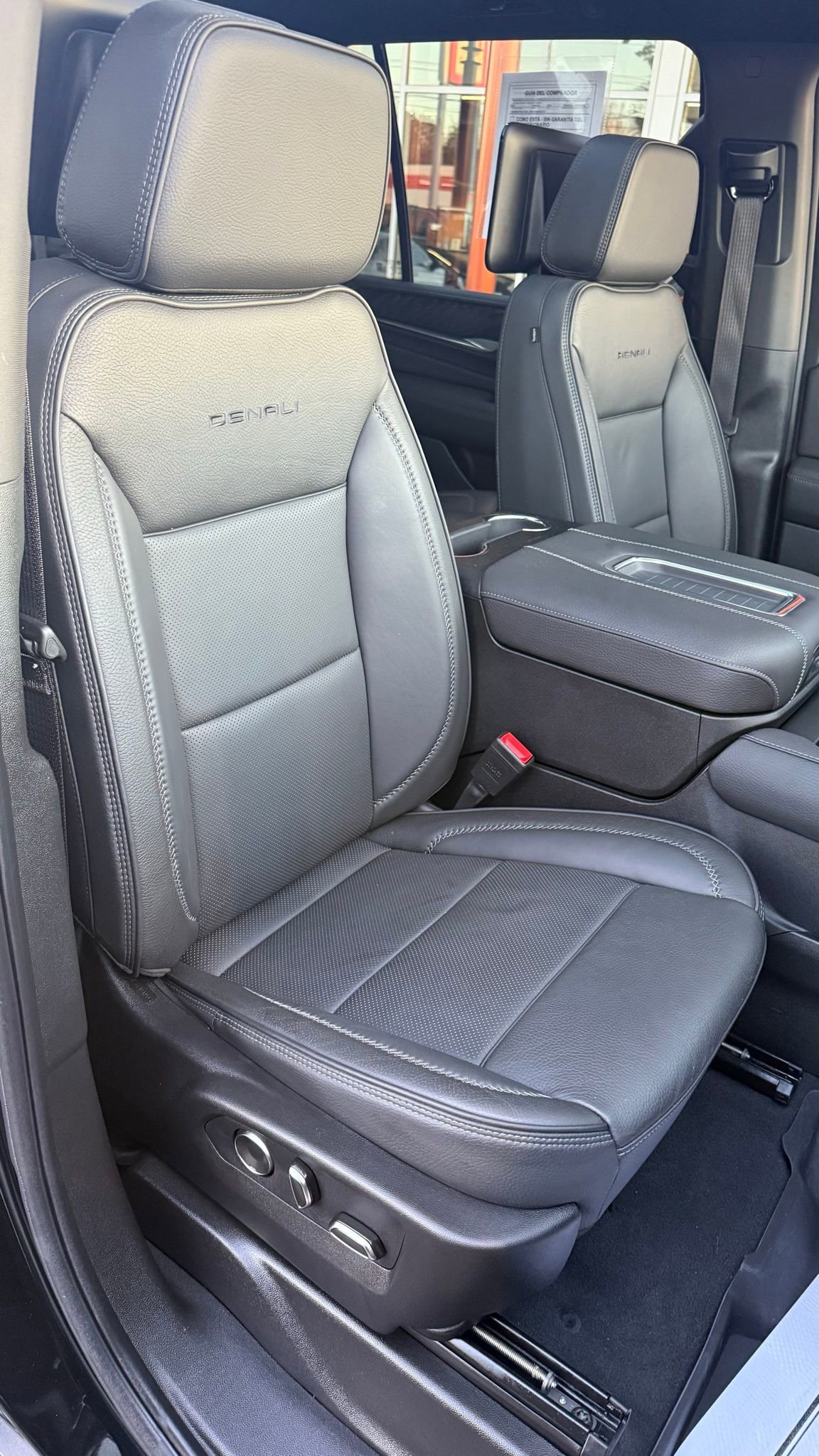 Used 2024 GMC Yukon XL Denali w/ Advanced Technology Package image 19