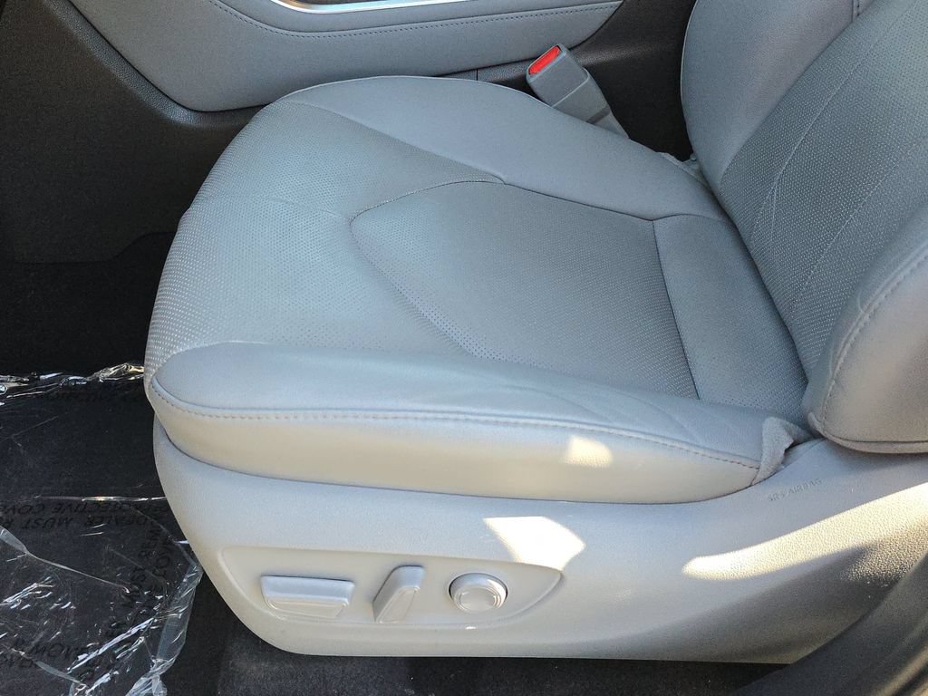 Used 2021 Toyota Highlander Limited FWD image 21