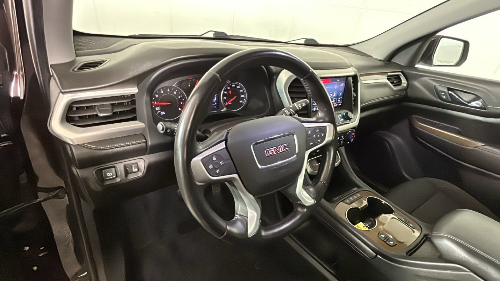 Used 2020 GMC Acadia SLE w/ Driver Convenience Package FWD image 16