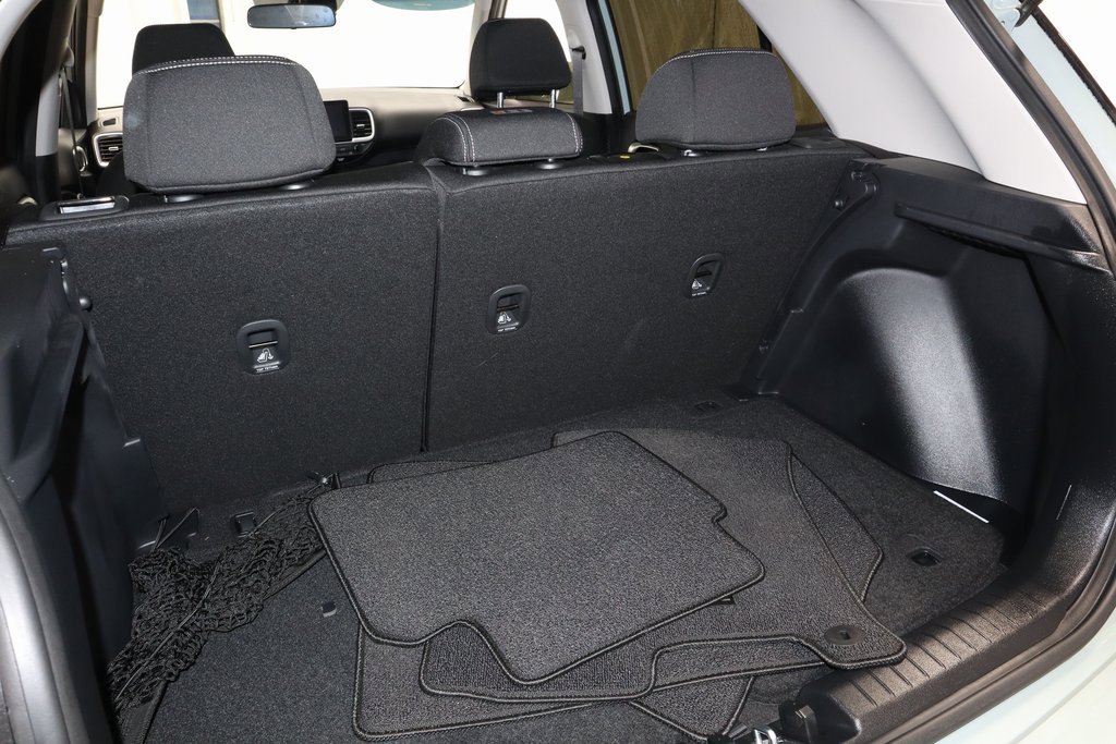 Certified 2025 Hyundai Venue SEL image 17