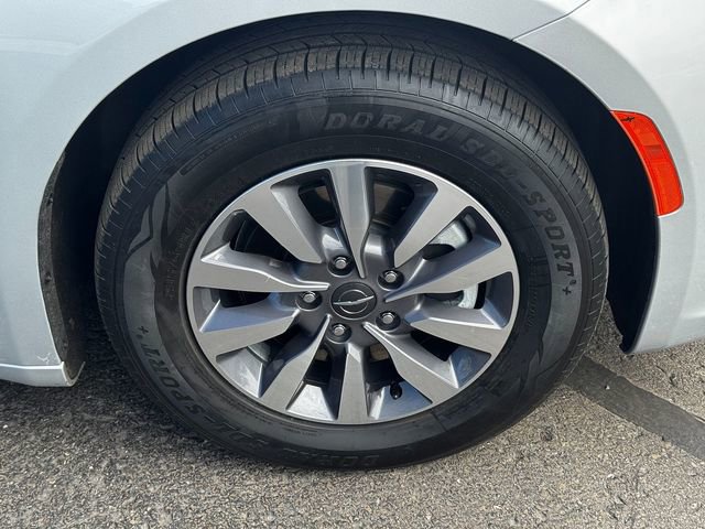 Certified 2024 Chrysler Pacifica Select image 9