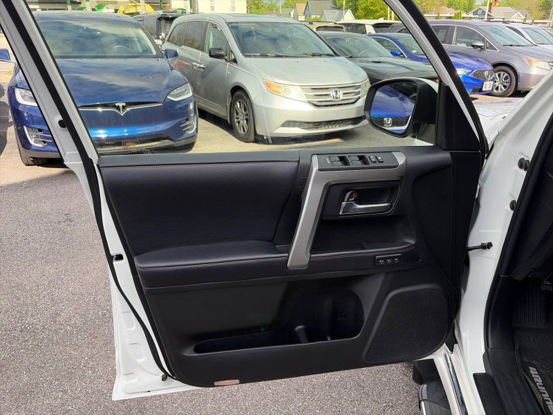 Used 2018 Toyota 4Runner Limited AWD/4WD image 9