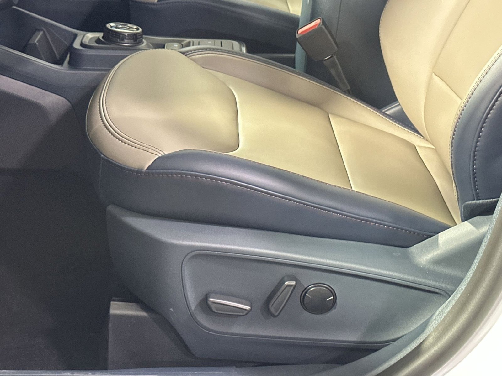 New 2025 Ford Maverick Lariat w/ 4K Tow Package image 14