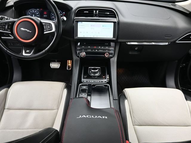 Used 2020 Jaguar F-PACE R-Sport image 29