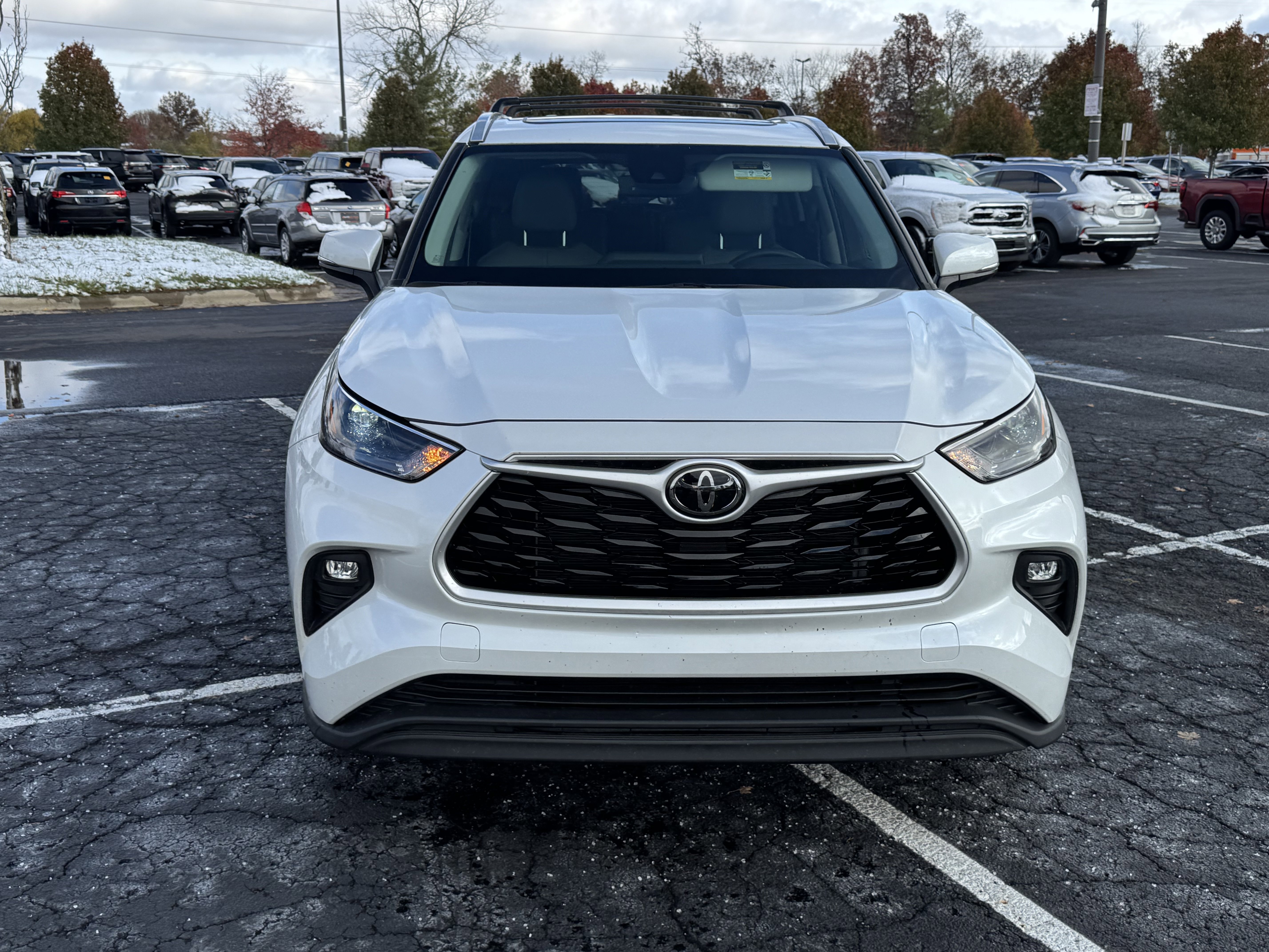 Used 2022 Toyota Highlander XLE image 3