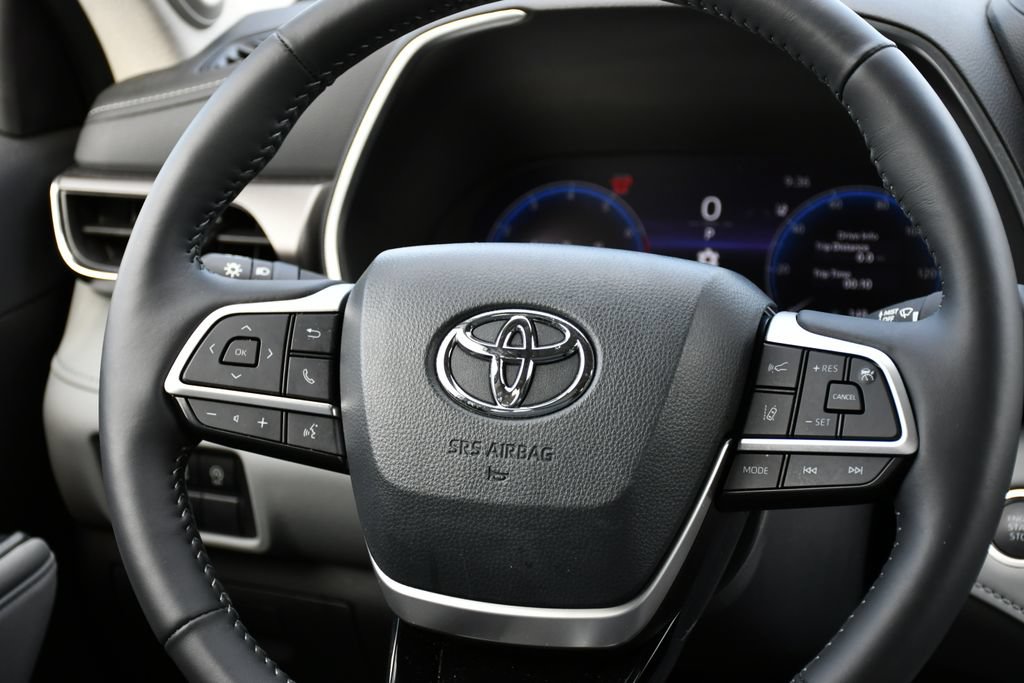 Used 2024 Toyota Highlander Limited FWD image 28