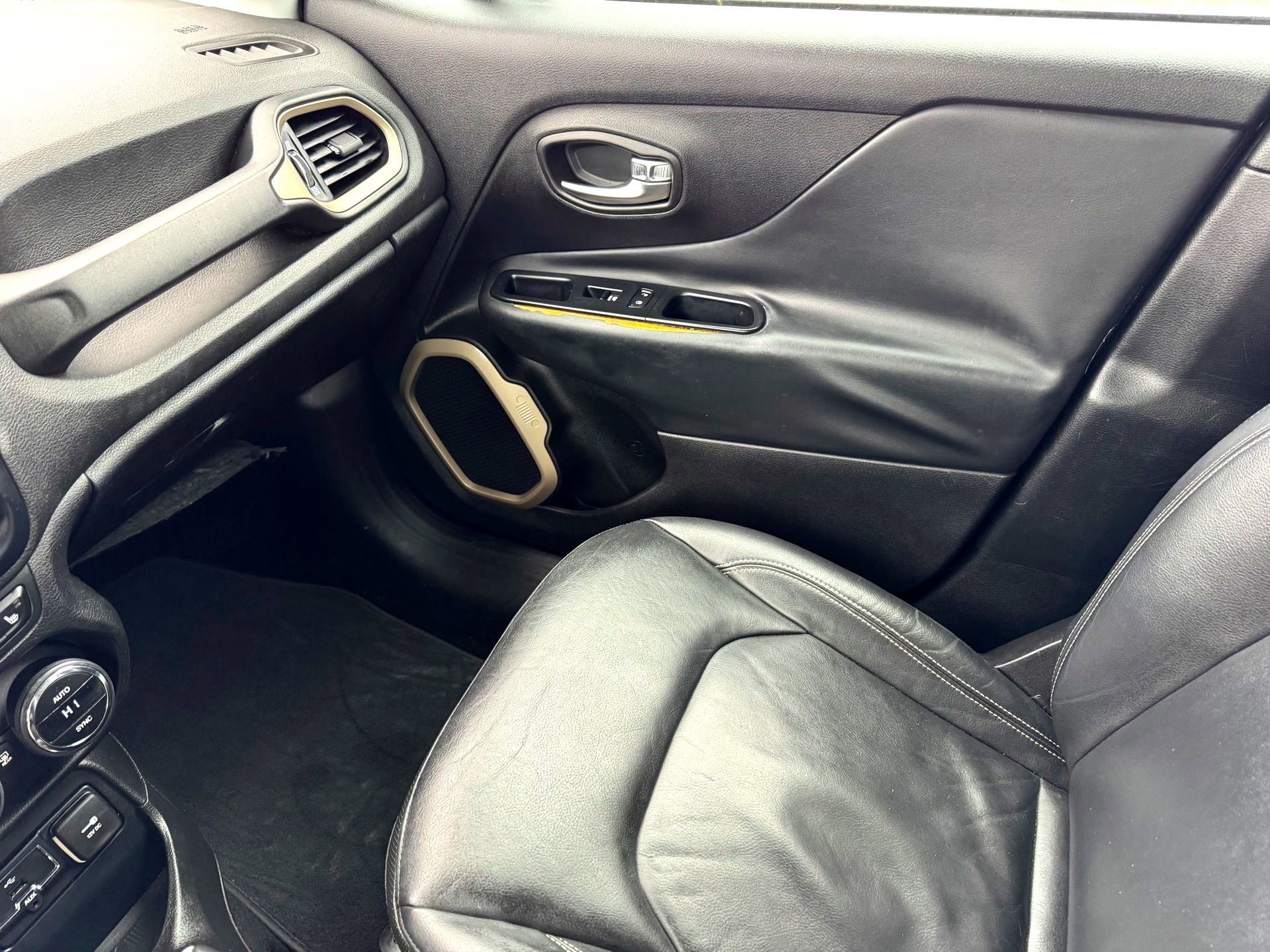 Used 2016 Jeep Renegade Limited image 30