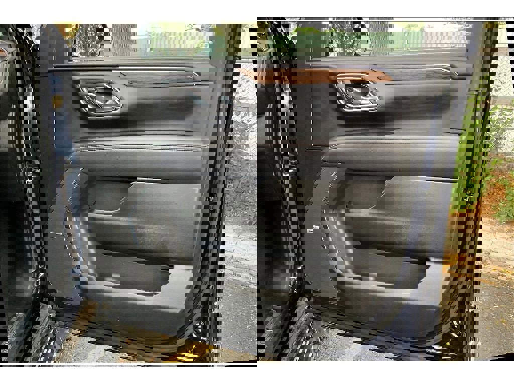 Used 2023 Chevrolet Suburban Premier image 24