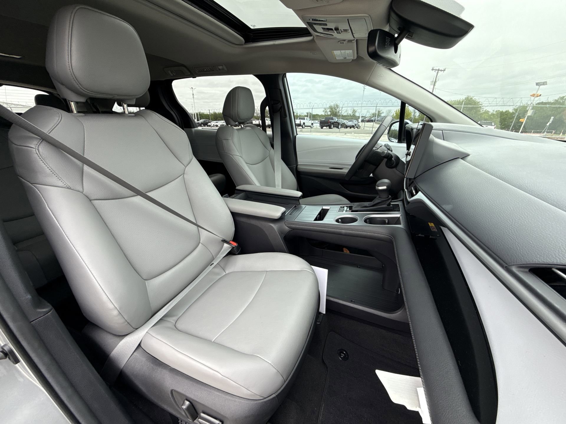 Certified 2025 Toyota Sienna XLE FWD image 27