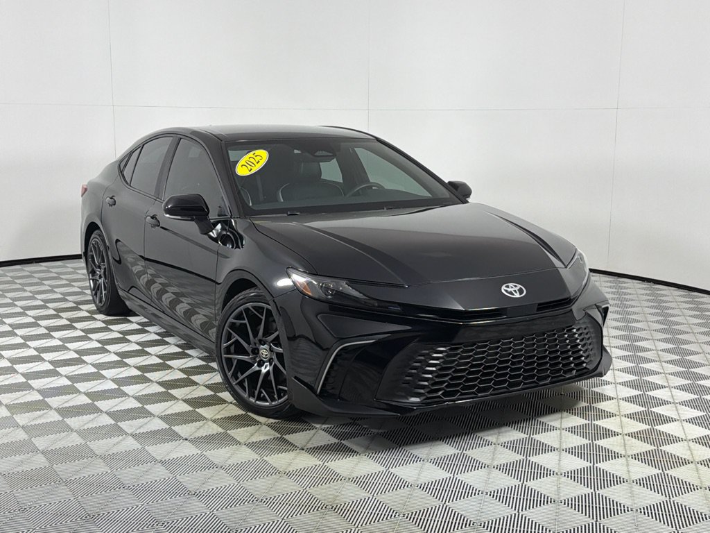 Used 2025 Toyota Camry SE w/ Convenience Package FWD image 2