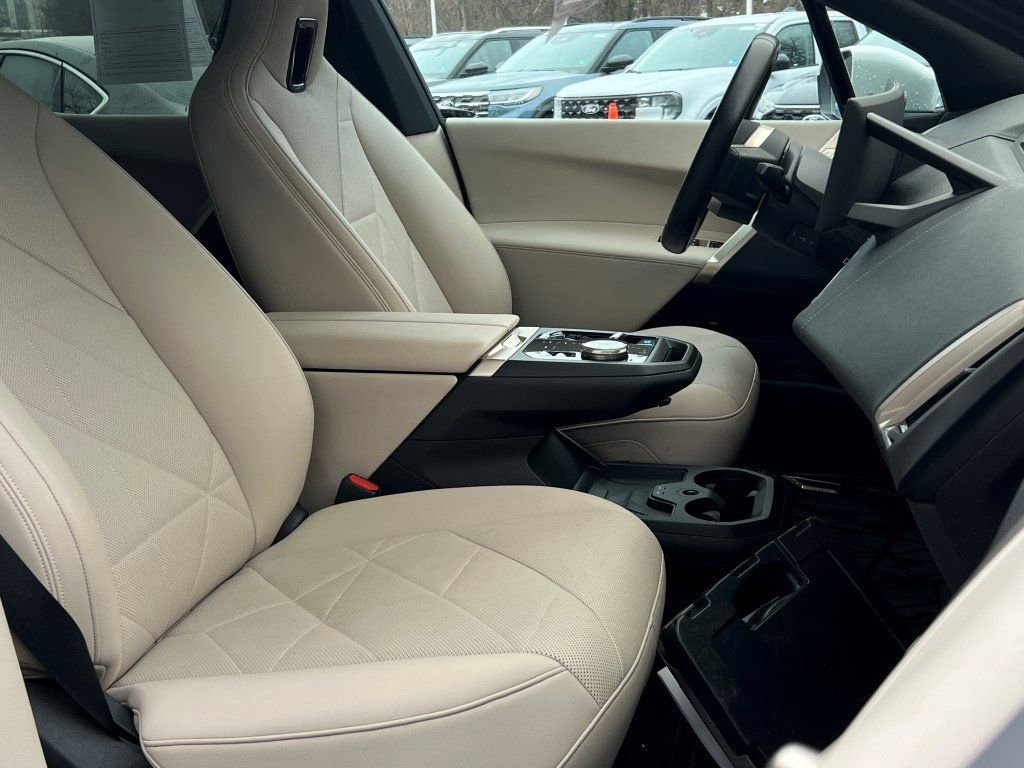 Used 2022 BMW iX xDrive50 w/ Convenience Package image 15