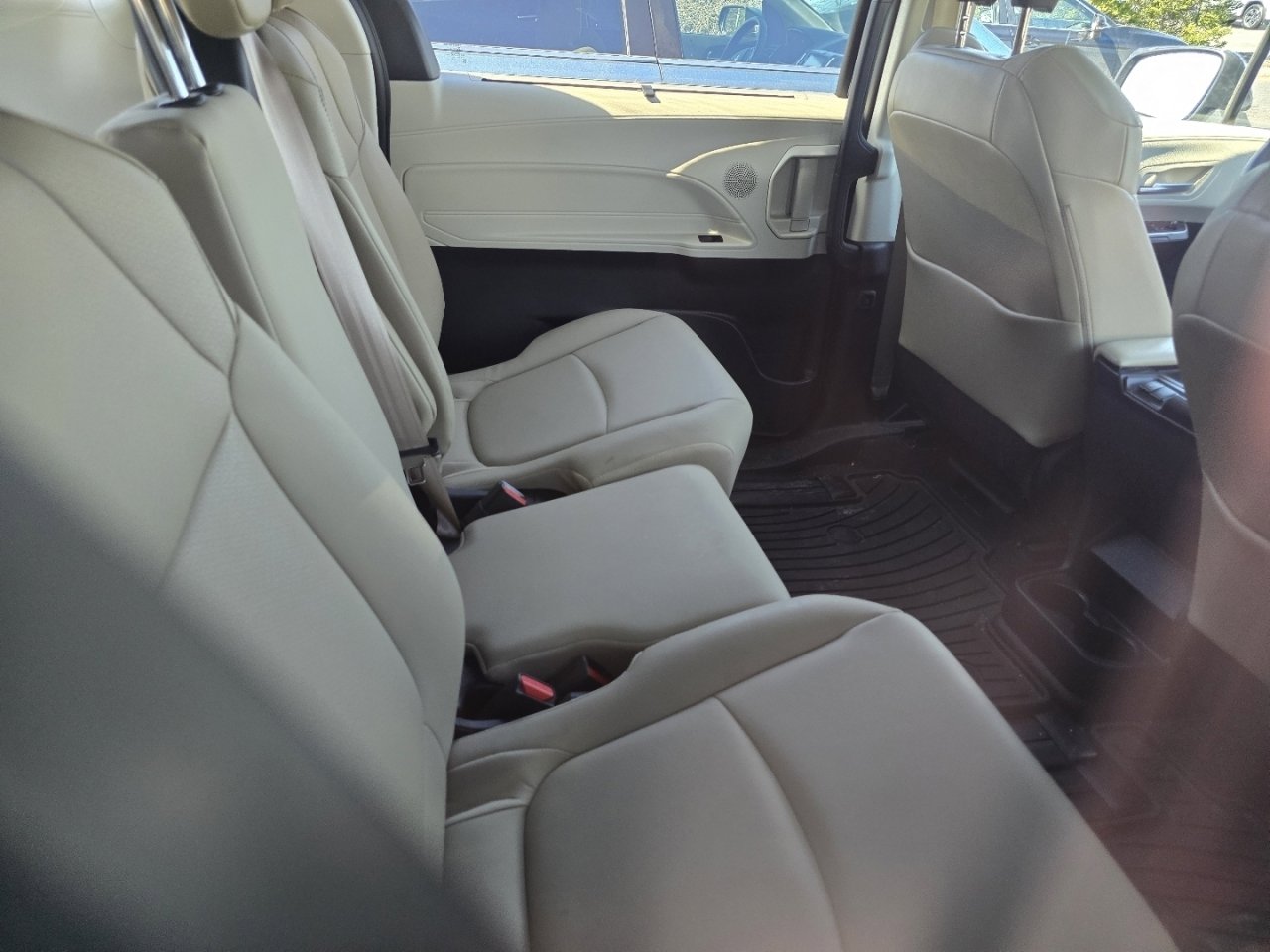 Used 2022 Toyota Sienna XLE image 11