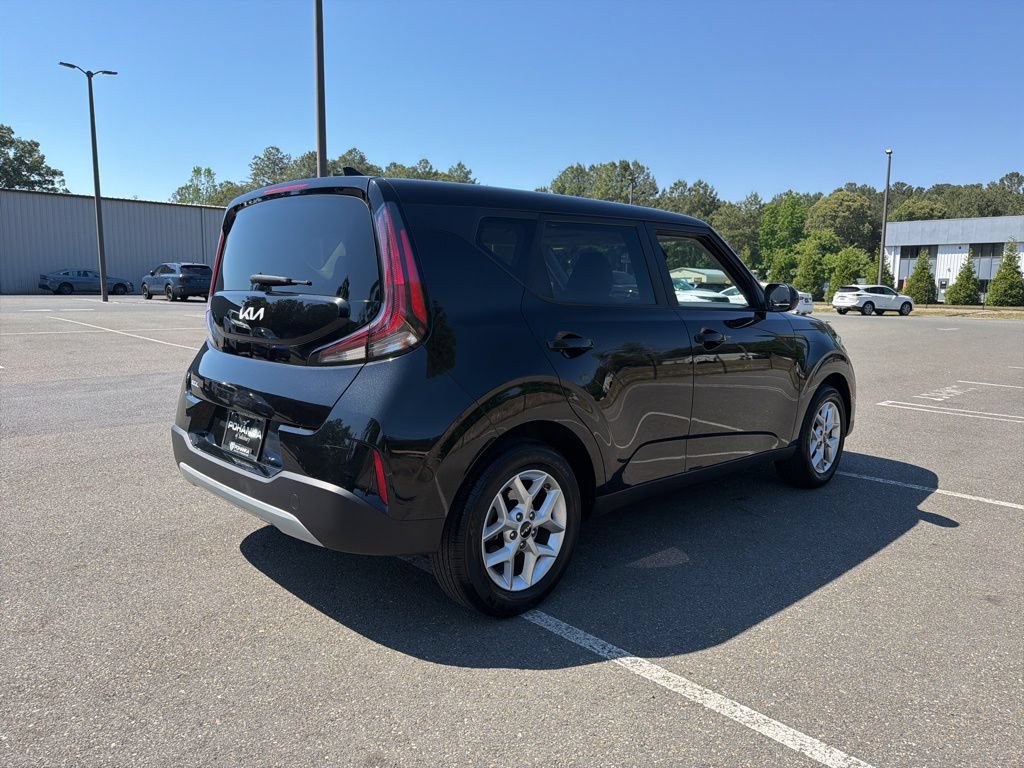 Used 2023 Kia Soul LX w/ Option Group 015 FWD image 9