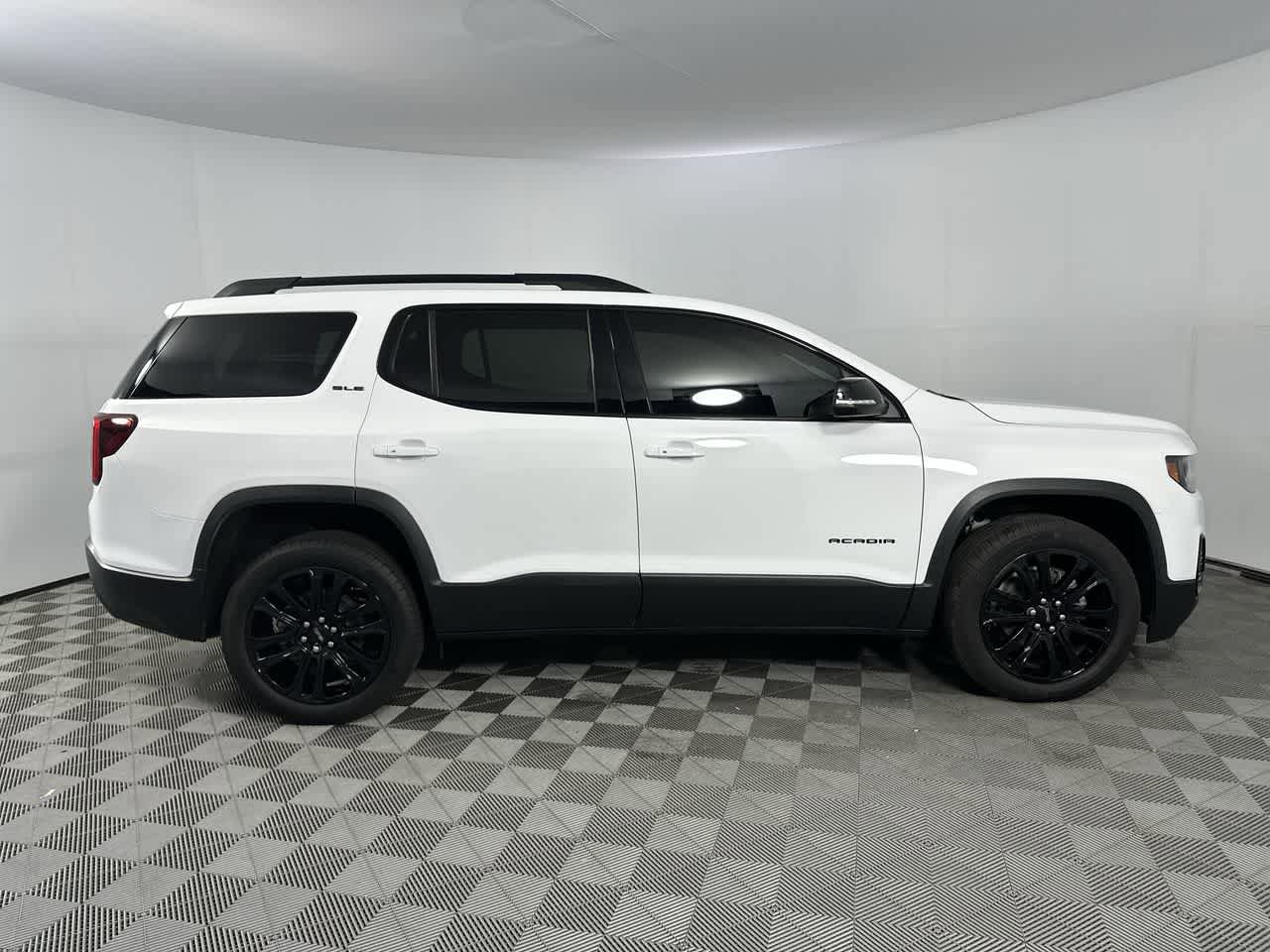 Used 2023 GMC Acadia SLE w/ Driver Convenience Package FWD image 2